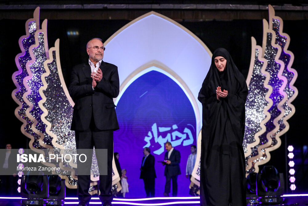 تجلیل رئیس مجلس از دختران شهدای مقاومت/ زینب سلیمانی و دختر شهید امیرعبداللیهان در کنار یکدیگر