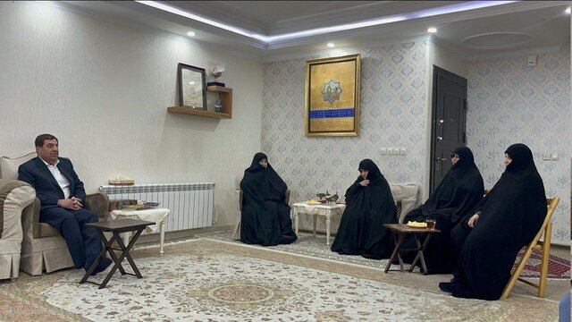 تصویری از حضور مشاور و دستیار رهبری در منزل شهید رئیسی