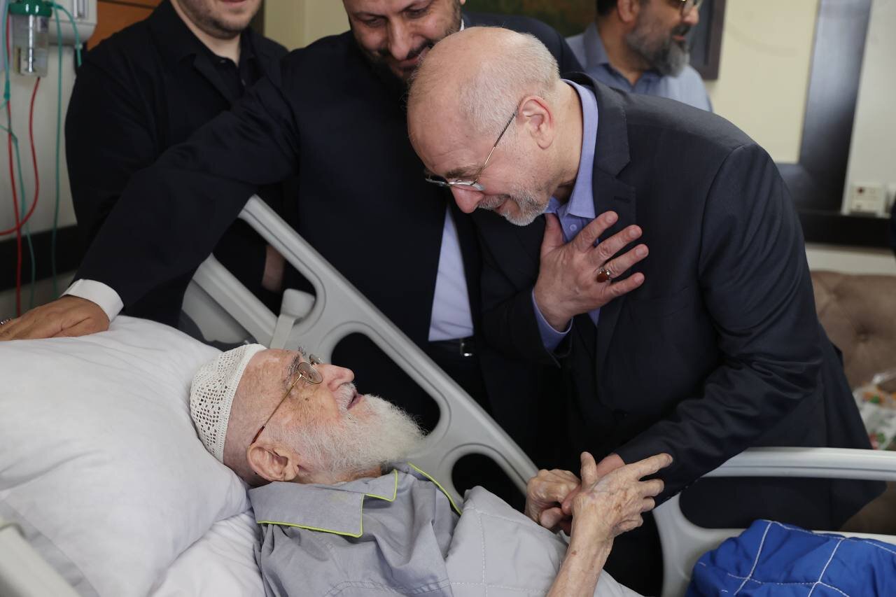 عیادت رئیس مجلس از آیتالله نوری همدانی در بیمارستان+تصویر