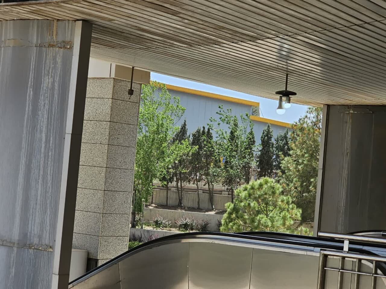 روشن ماندن روزانه چراغهای متروی کاوه اصفهان در فضای باز + تصاویر