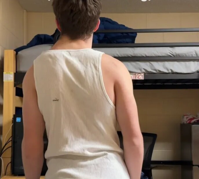 اعتراض به استانداردهای زیبای بدنسازی/ این جوان ۱۹ ساله لقب مرد کول گرفته/ عکس