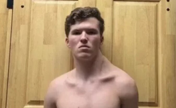 اعتراض به استانداردهای زیبای بدنسازی/ این جوان ۱۹ ساله لقب مرد کول گرفته/ عکس