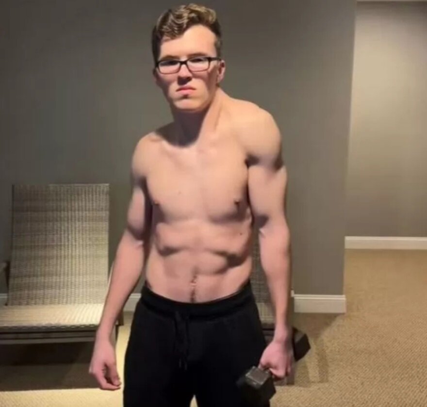 اعتراض به استانداردهای زیبای بدنسازی/ این جوان ۱۹ ساله لقب مرد کول گرفته/ عکس