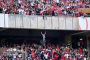 ببینید | جنگ بطری بین هواداران خیبر و پرسپولیس