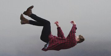 چرا گاهی خواب می‌بینیم که از ارتفاعی سقوط می‌کنیم؟
