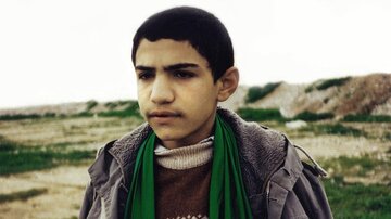 حضور مادر شهید ۱۶ ساله در قتلگاه فرزندش +فیلم