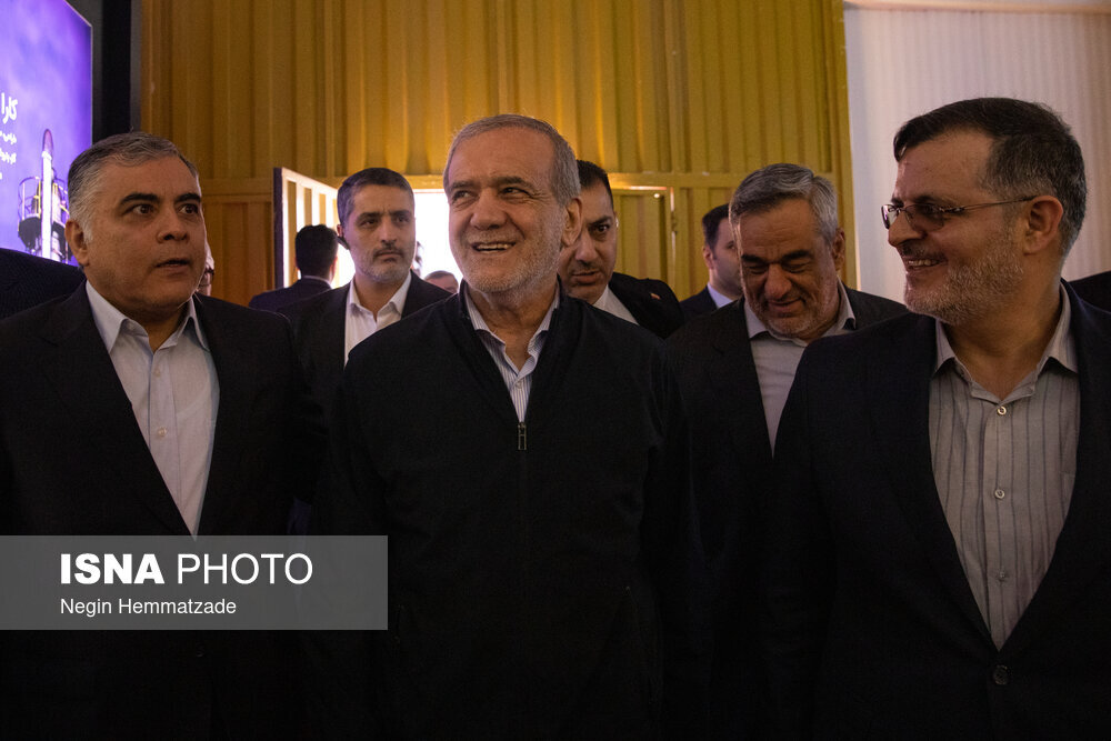 چهره خندان پزشکیان در نمایشگاه نفت/ وزیر هم آمده بود