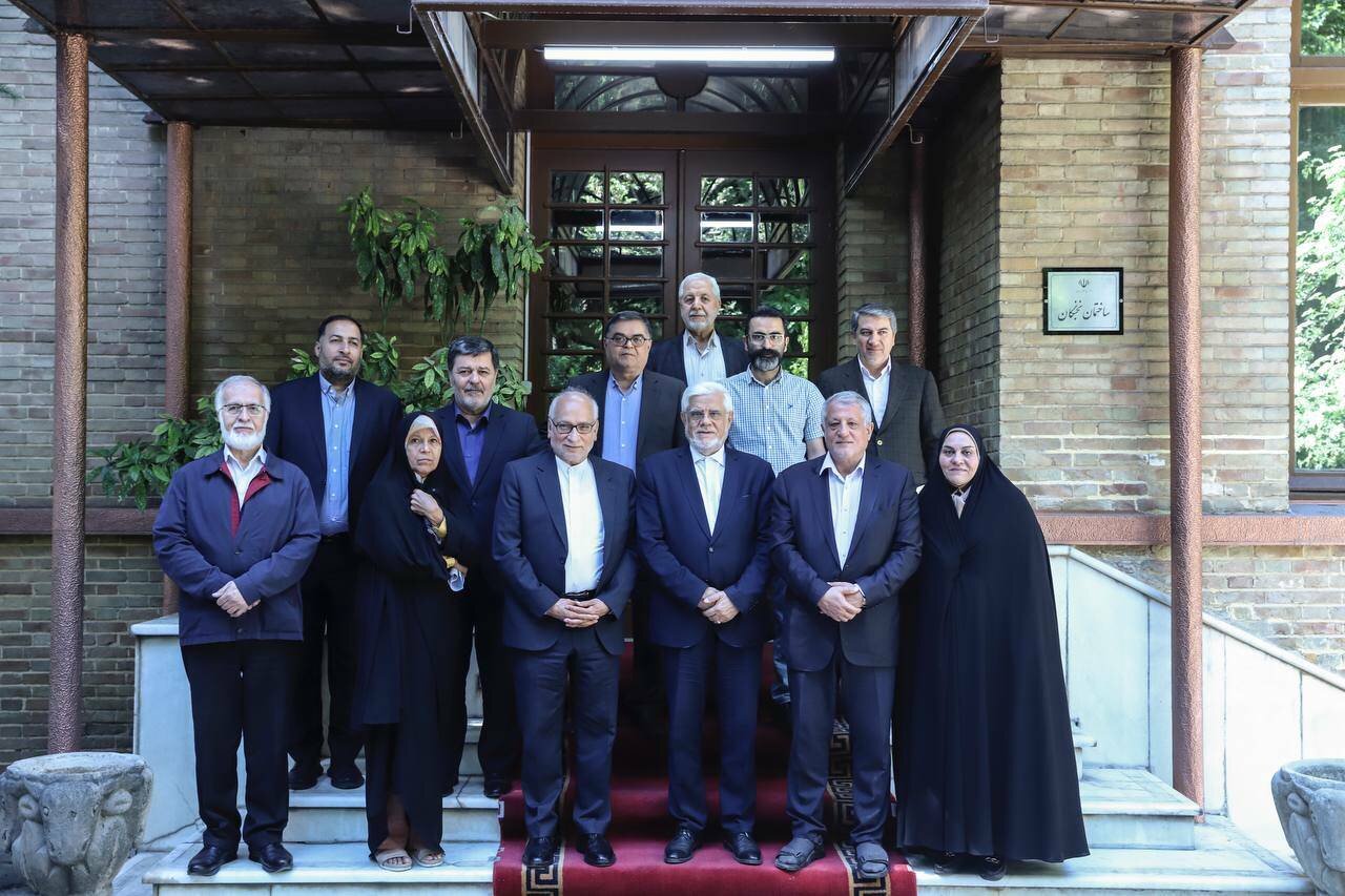 تصاویری از دیدار عارف با جمعی از اعضای حزب کارگزاران/ فائزه و محسن هاشمی هم بودند