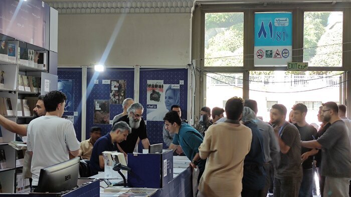 استقبال ویژه از عادل فردوسیپور در نمایشگاه کتاب/ عکس