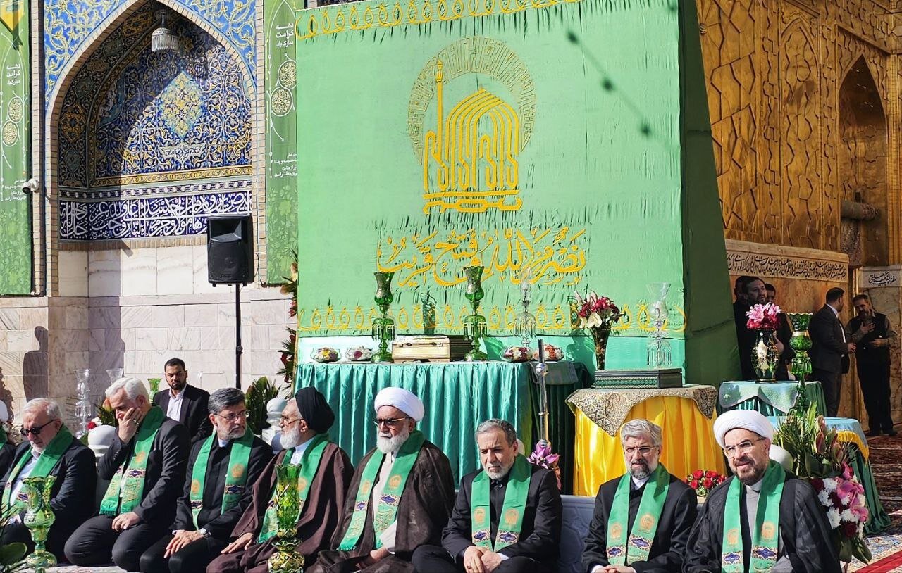 حضور عراقچی در آیین سنتی تعویض پرچم گنبد بارگاه امام رضا (ع)/عکس