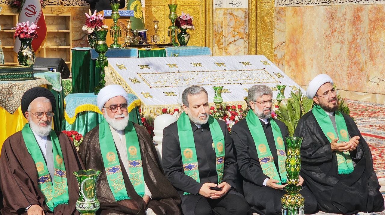 حضور عراقچی در آیین سنتی تعویض پرچم گنبد بارگاه امام رضا (ع)/عکس