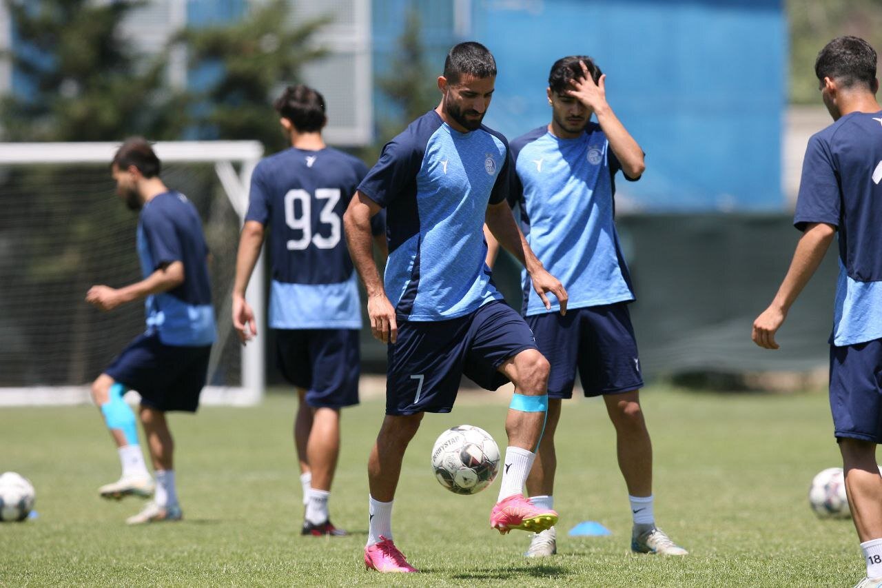 بازیکن مصدوم استقلال پا به توپ شد+ عکس