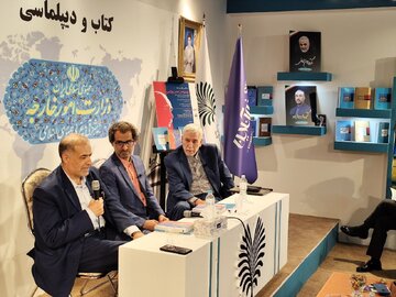 پوشش زنده نشست «روسیه در عصر پوتین» در نمایشگاه کتاب/ ملکی: پوتین تزار جدید است/ کرمی: روسیه تهدید نیست/ کولایی: ایران رقیب روسیه است