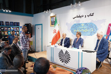 نشست «روسیه در عصر پوتین» و رونمایی از دو کتاب عباس ملکی در نمایشگاه کتاب