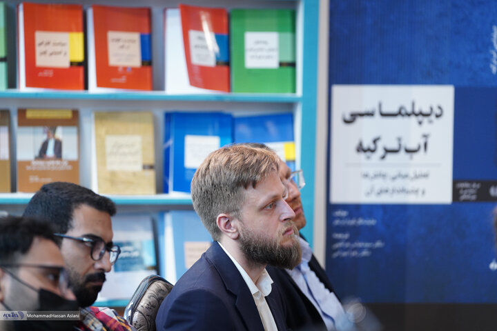 نشست «روسیه در عصر پوتین» و رونمایی از دو کتاب عباس ملکی در نمایشگاه کتاب