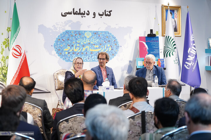 نشست «روسیه در عصر پوتین» و رونمایی از دو کتاب عباس ملکی در نمایشگاه کتاب