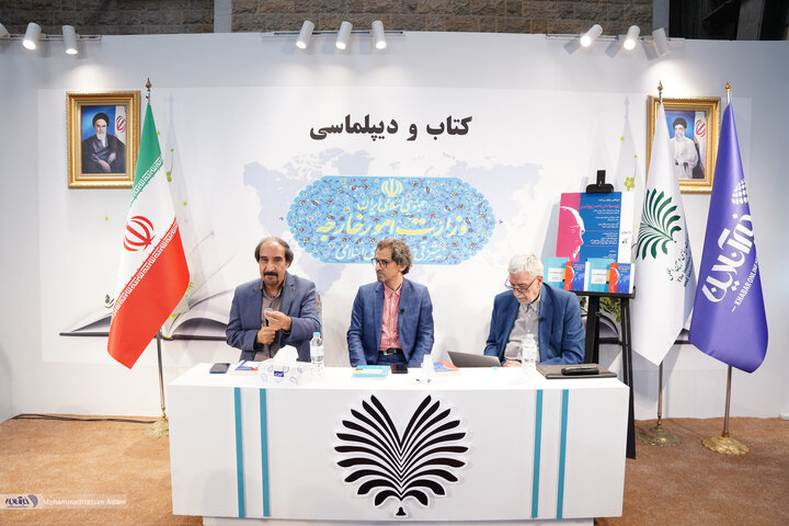 نشست «روسیه در عصر پوتین» و رونمایی از دو کتاب عباس ملکی در نمایشگاه کتاب
