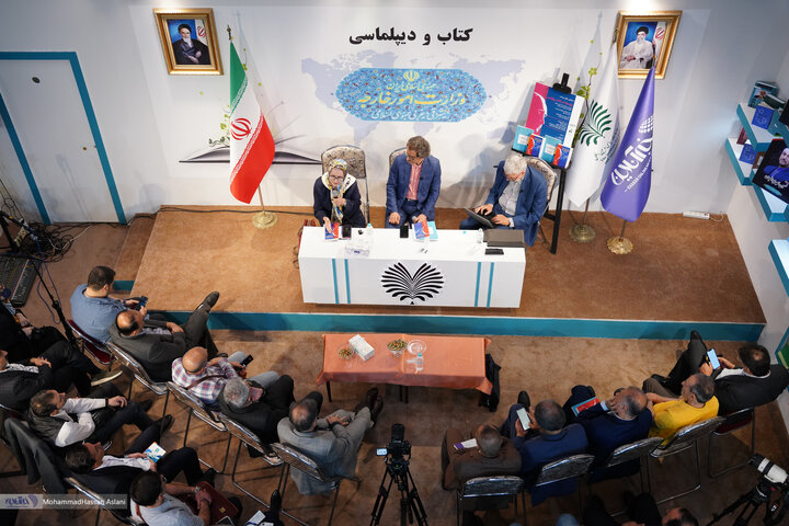نشست «روسیه در عصر پوتین» و رونمایی از دو کتاب عباس ملکی در نمایشگاه کتاب