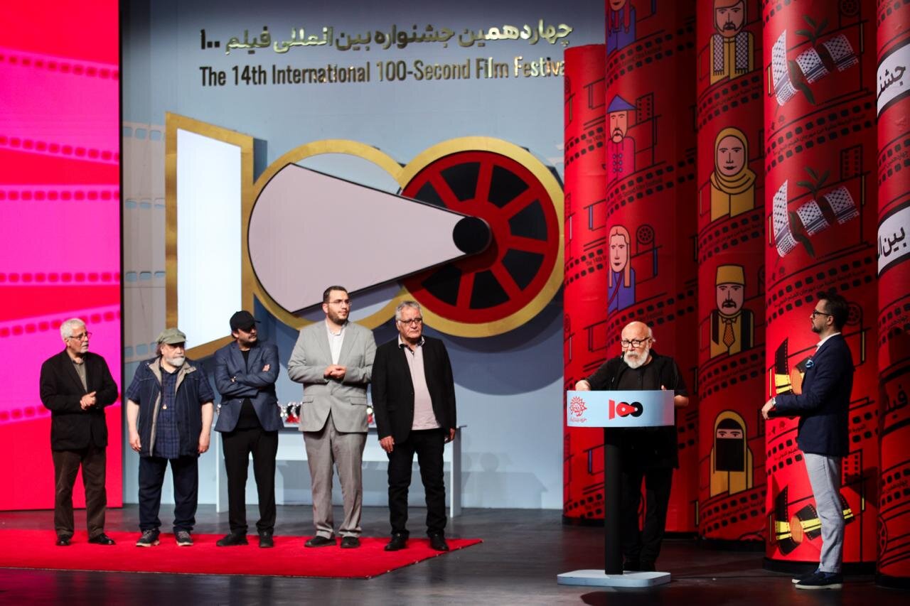 تجلیل از یک عمر تلاش هنری علیرضا داوودنژاد در اختتامیه فیلم ۱۰۰