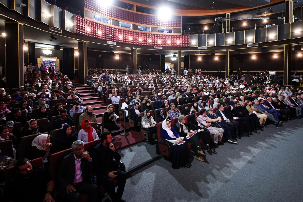 تجلیل از یک عمر تلاش هنری علیرضا داوودنژاد در اختتامیه فیلم ۱۰۰