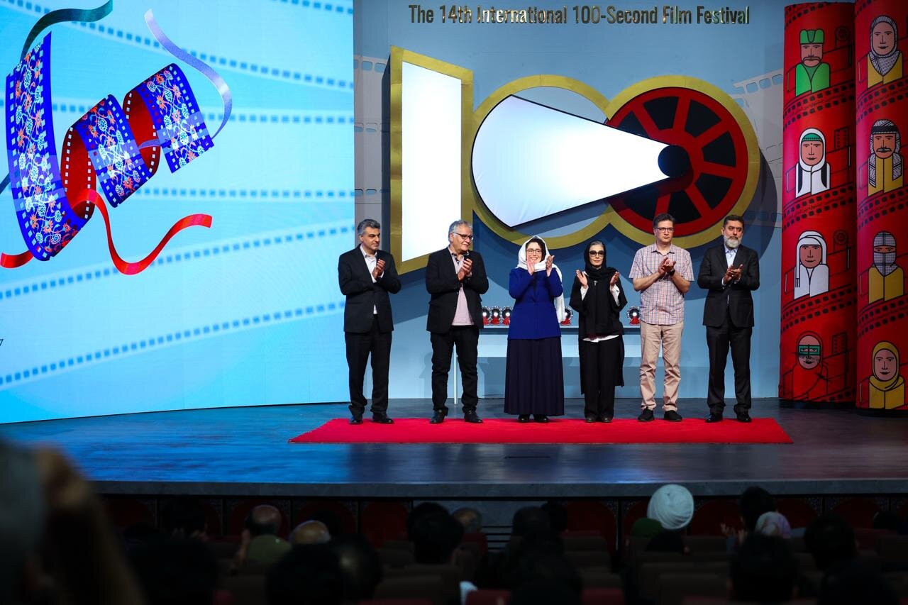 تجلیل از یک عمر تلاش هنری علیرضا داوودنژاد در اختتامیه فیلم ۱۰۰