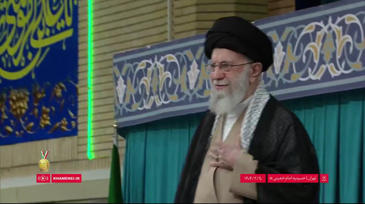 تصاویری از ورود رهبر انقلاب به حسینیه امام خمینی(ره) برای دیدار با جمعی از کارگران