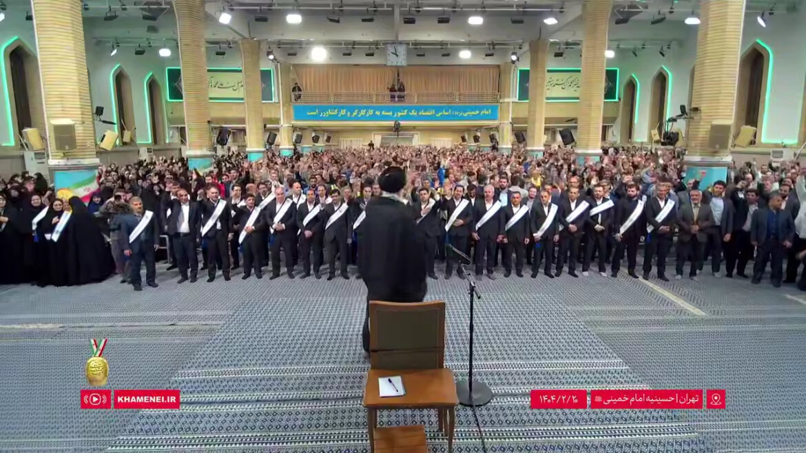 تصاویری از ورود رهبر انقلاب به حسینیه امام خمینی(ره) برای دیدار با جمعی از کارگران