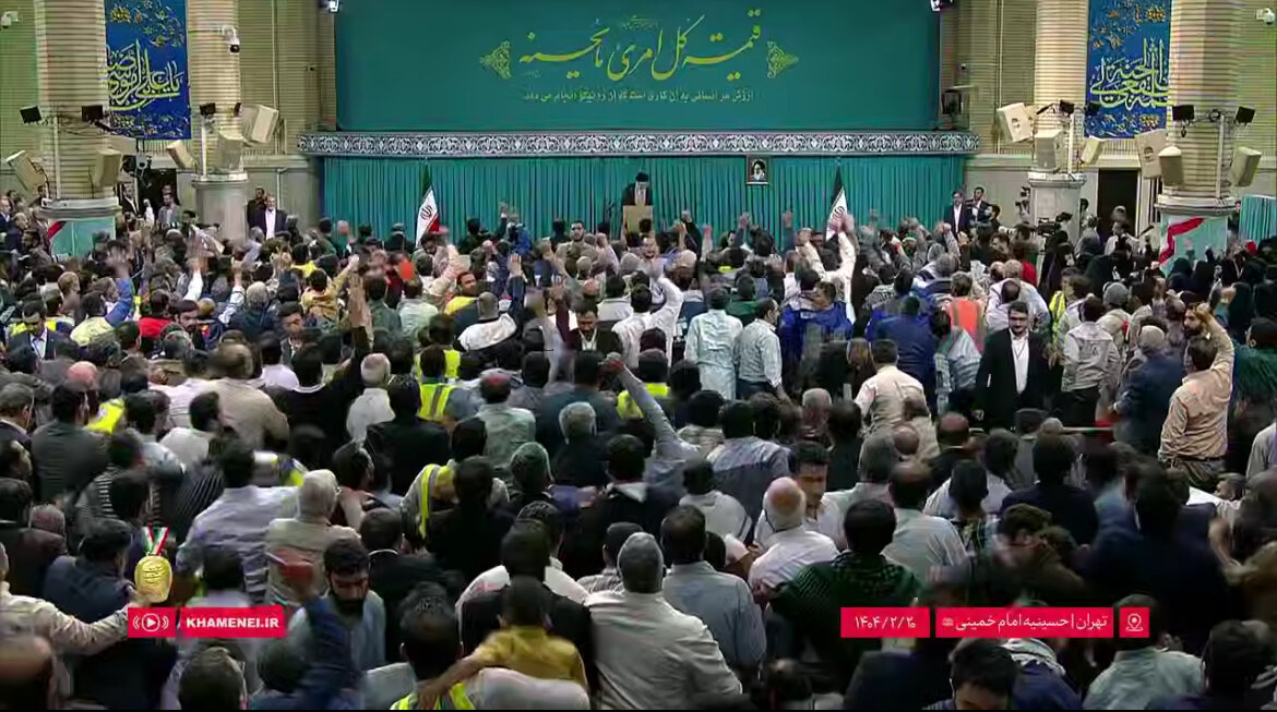 تصاویری از ورود رهبر انقلاب به حسینیه امام خمینی(ره) برای دیدار با جمعی از کارگران