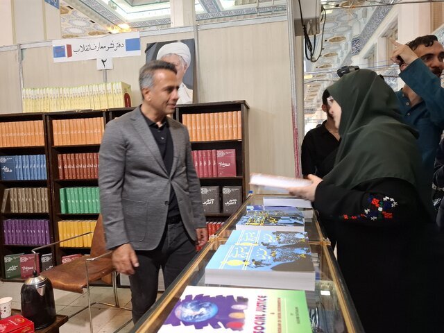 تصاویری از حضور سخنگوی دولت در نمایشگاه کتاب/ او از کدام نشرها بازدید کرد؟