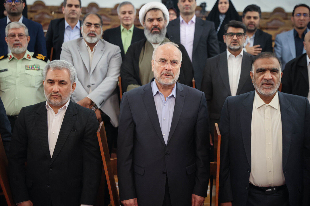 حضور همزمان قالیباف و معاون راهبردی پزشکیان در یک نشست+ تصاویر