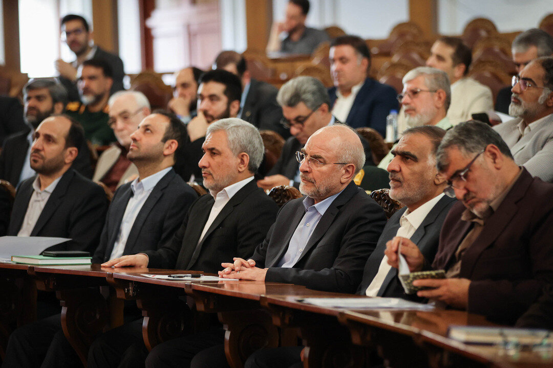 حضور همزمان قالیباف و معاون راهبردی پزشکیان در یک نشست+ تصاویر