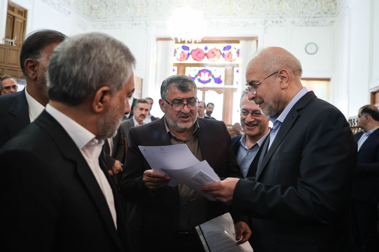 حضور همزمان قالیباف و معاون راهبردی پزشکیان در یک نشست+ تصاویر