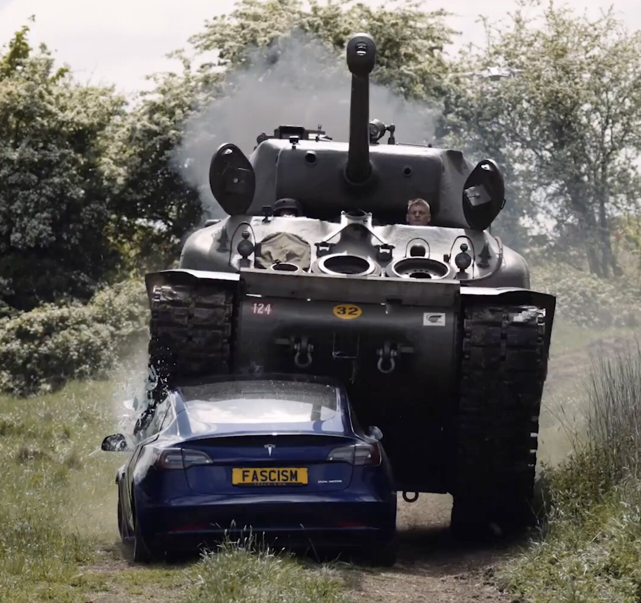 له کردن تسلا با تانک / برخورد ترسناک ایلان ماسک با کهنهسرباز انگلیسی