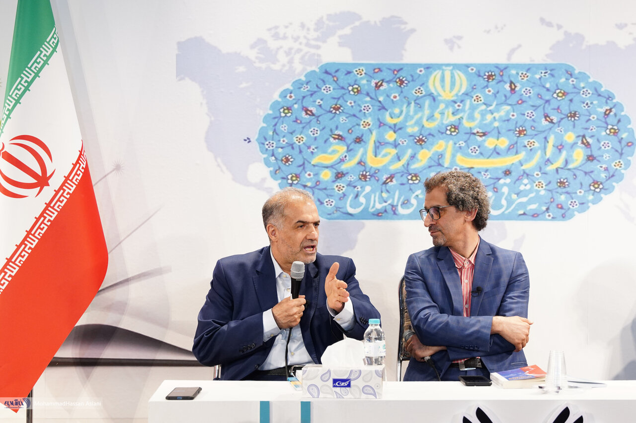 تصاویر | امضاهای یادگاری در نشست «روسیه در عصر پوتین» و رونمایی از دو کتاب عباس ملکی در نمایشگاه کتاب