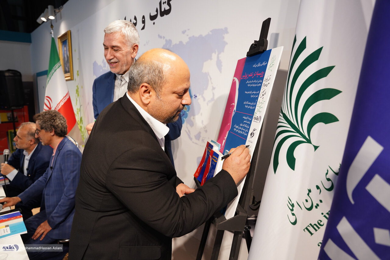 تصاویر | امضاهای یادگاری در نشست «روسیه در عصر پوتین» و رونمایی از دو کتاب عباس ملکی در نمایشگاه کتاب