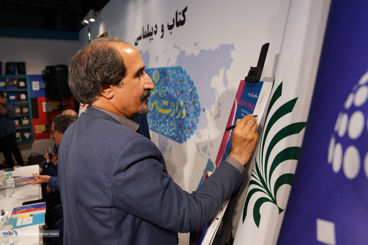 تصاویر | امضاهای یادگاری در نشست «روسیه در عصر پوتین» و رونمایی از دو کتاب عباس ملکی در نمایشگاه کتاب