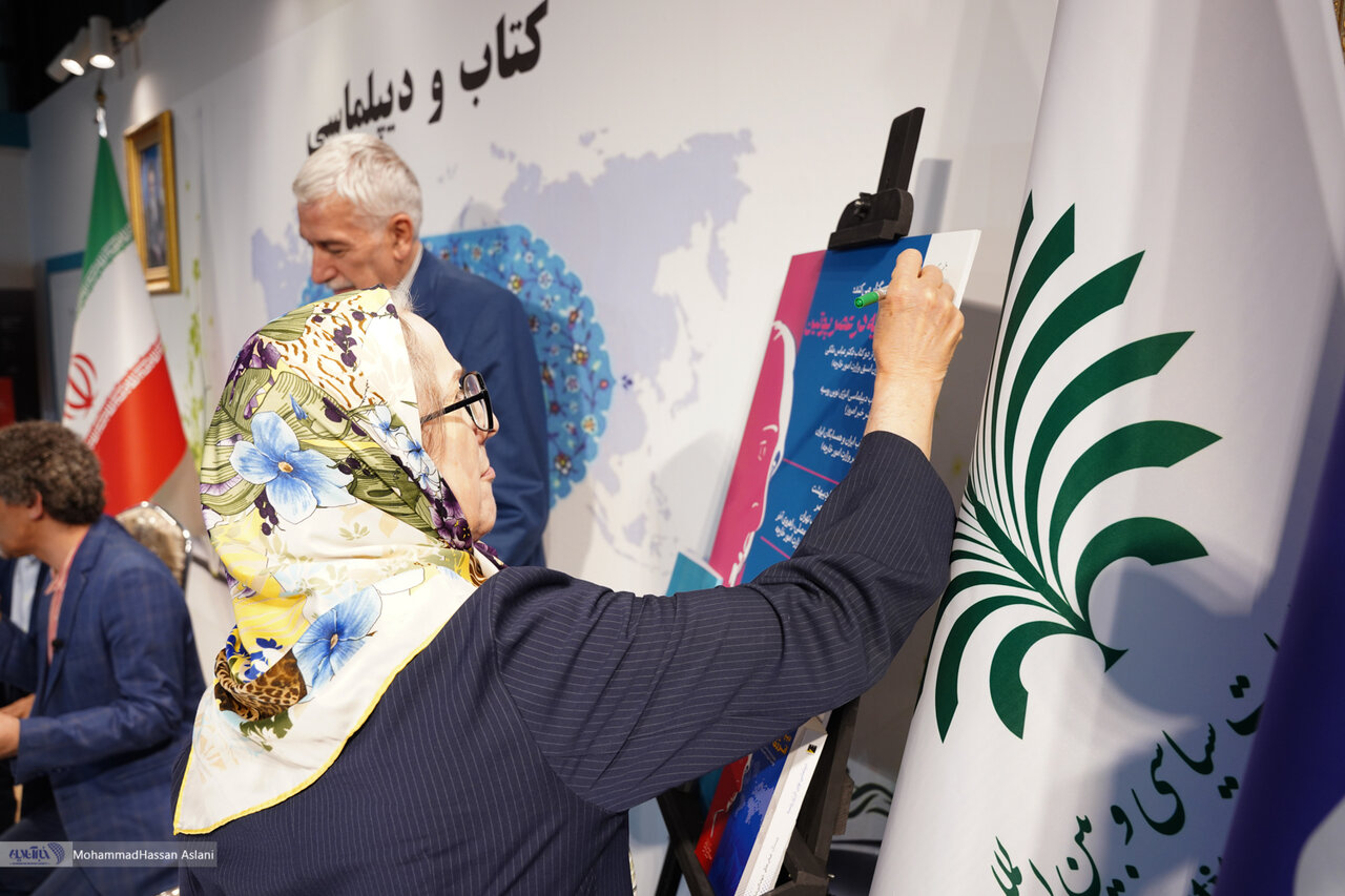 تصاویر | امضاهای یادگاری در نشست «روسیه در عصر پوتین» و رونمایی از دو کتاب عباس ملکی در نمایشگاه کتاب