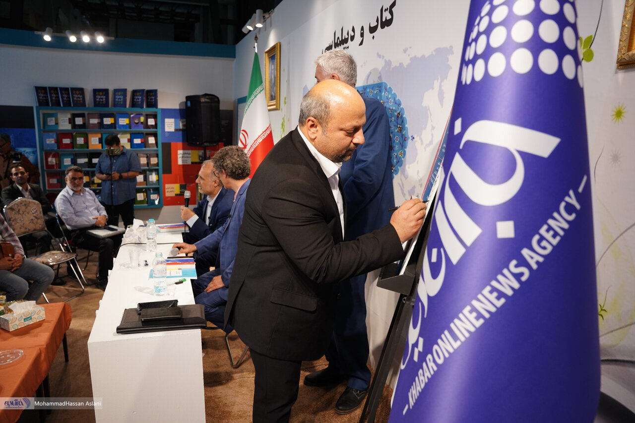 تصاویر | امضاهای یادگاری در نشست «روسیه در عصر پوتین» و رونمایی از دو کتاب عباس ملکی در نمایشگاه کتاب