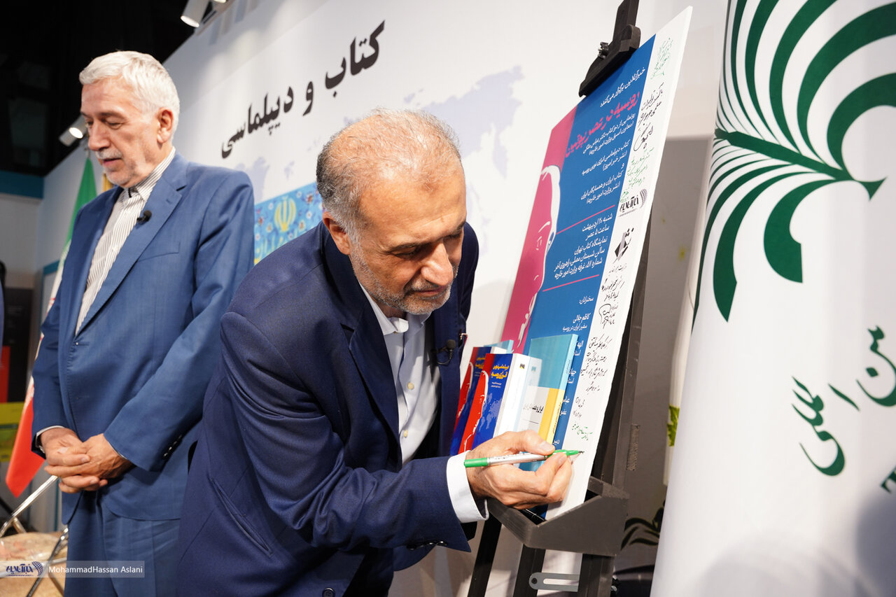 تصاویر | امضاهای یادگاری در نشست «روسیه در عصر پوتین» و رونمایی از دو کتاب عباس ملکی در نمایشگاه کتاب