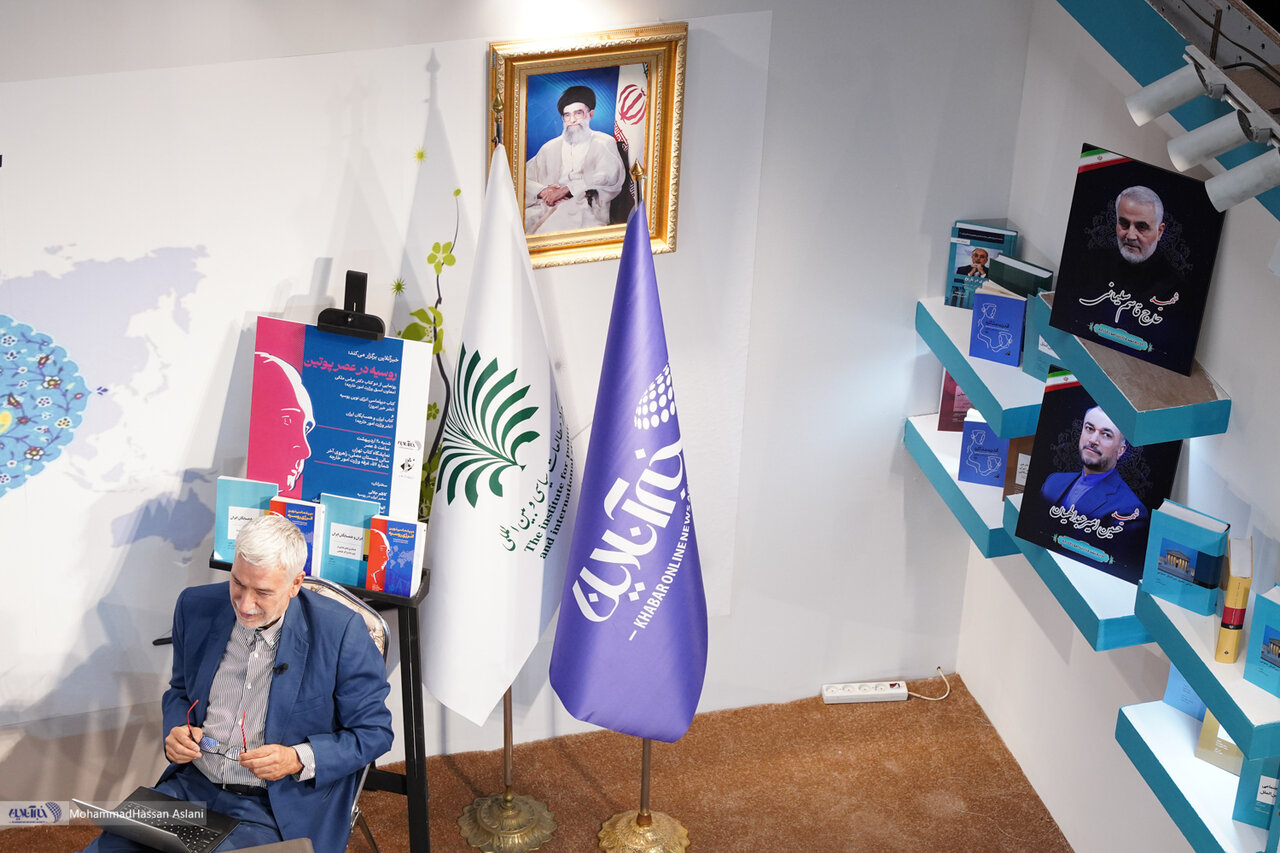 تصاویر | امضاهای یادگاری در نشست «روسیه در عصر پوتین» و رونمایی از دو کتاب عباس ملکی در نمایشگاه کتاب