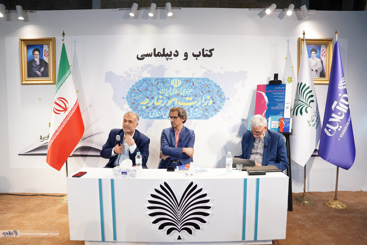 تصاویر | امضاهای یادگاری در نشست «روسیه در عصر پوتین» و رونمایی از دو کتاب عباس ملکی در نمایشگاه کتاب