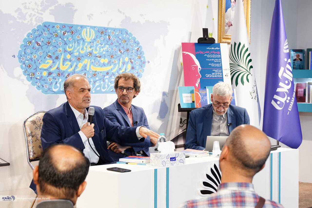تصاویر | امضاهای یادگاری در نشست «روسیه در عصر پوتین» و رونمایی از دو کتاب عباس ملکی در نمایشگاه کتاب