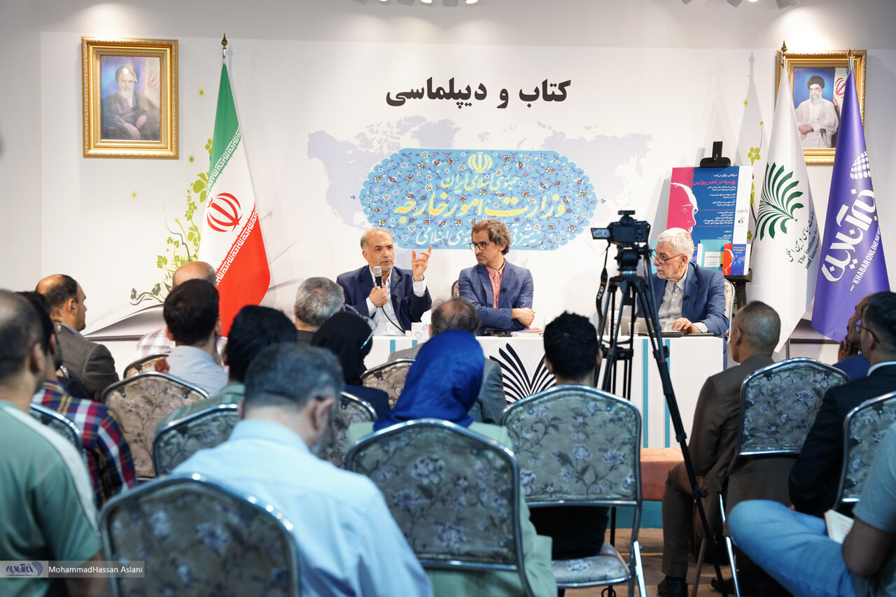 تصاویر | امضاهای یادگاری در نشست «روسیه در عصر پوتین» و رونمایی از دو کتاب عباس ملکی در نمایشگاه کتاب
