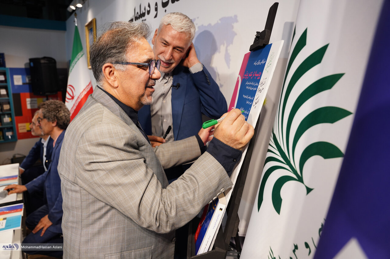 تصاویر | امضاهای یادگاری در نشست «روسیه در عصر پوتین» و رونمایی از دو کتاب عباس ملکی در نمایشگاه کتاب