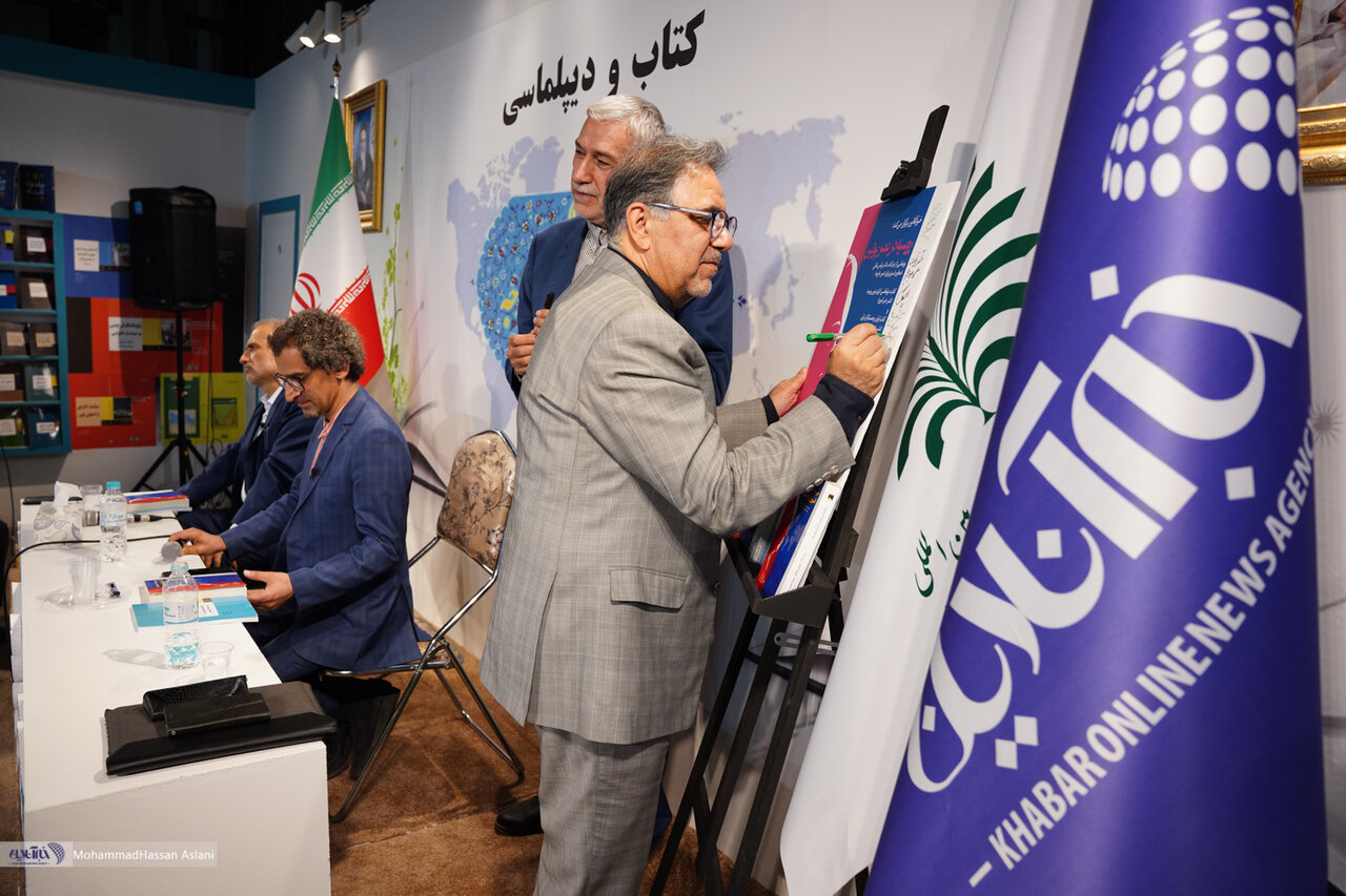 تصاویر | امضاهای یادگاری در نشست «روسیه در عصر پوتین» و رونمایی از دو کتاب عباس ملکی در نمایشگاه کتاب