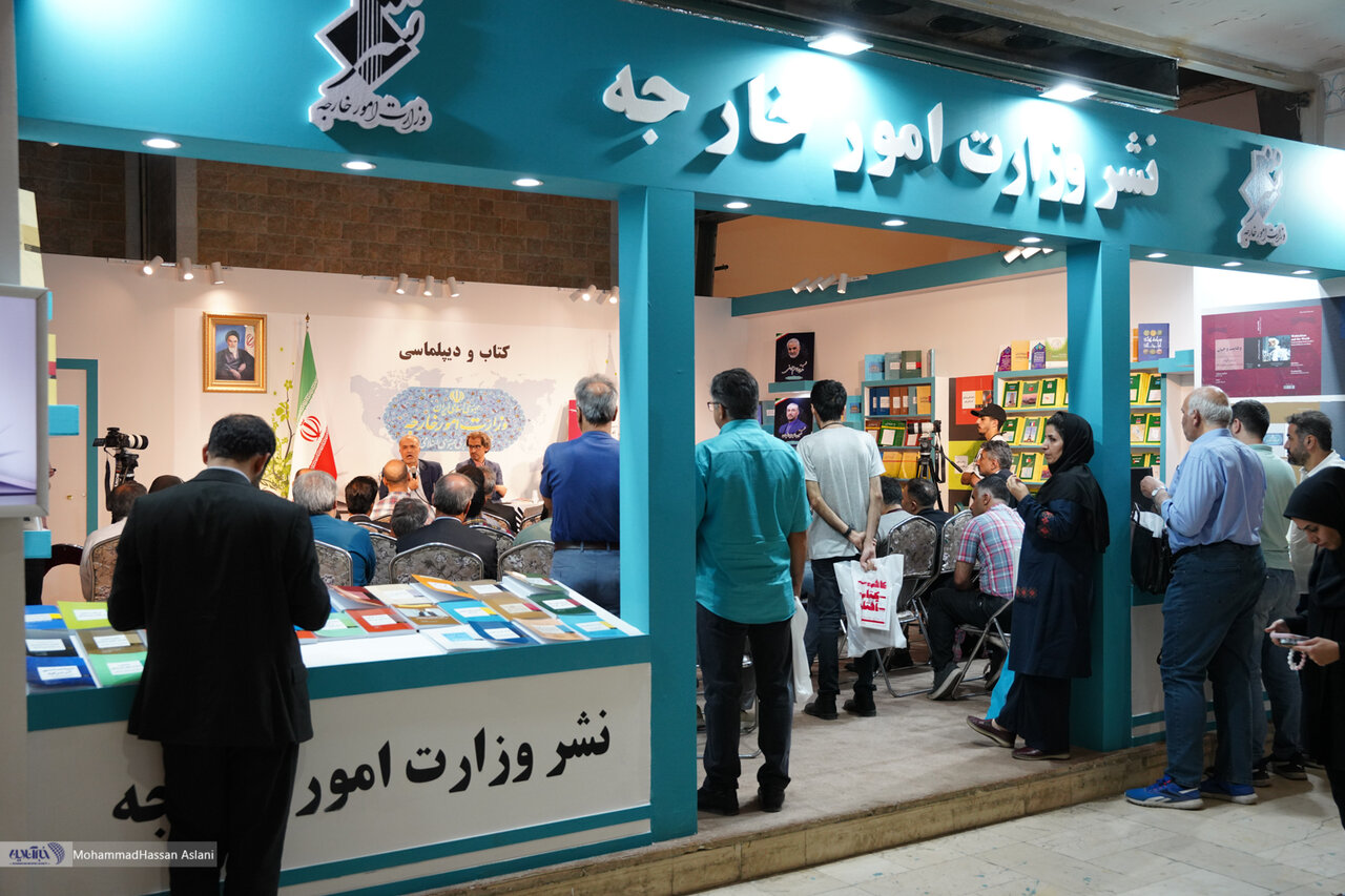 تصاویر | امضاهای یادگاری در نشست «روسیه در عصر پوتین» و رونمایی از دو کتاب عباس ملکی در نمایشگاه کتاب
