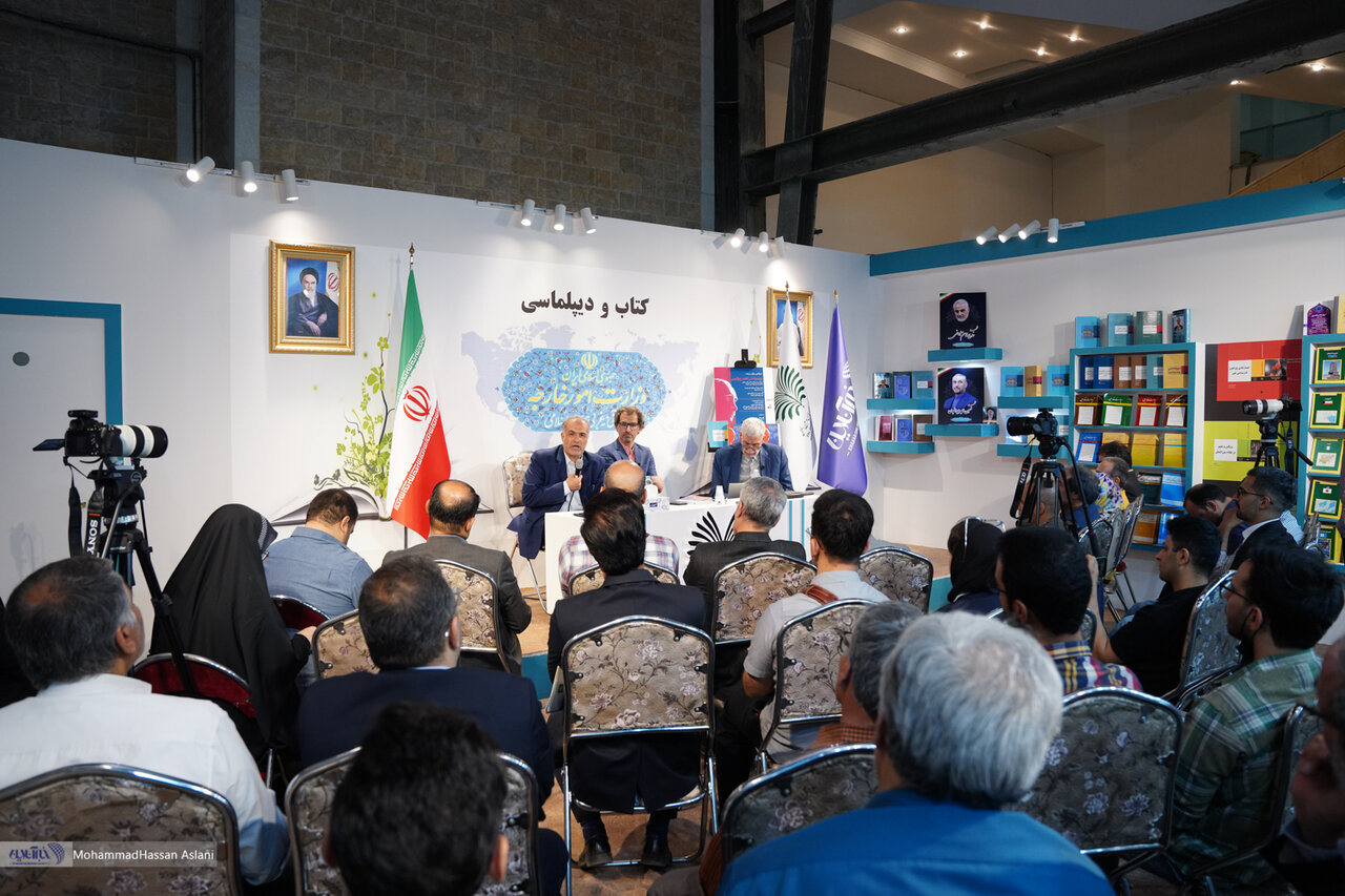 تصاویر | امضاهای یادگاری در نشست «روسیه در عصر پوتین» و رونمایی از دو کتاب عباس ملکی در نمایشگاه کتاب