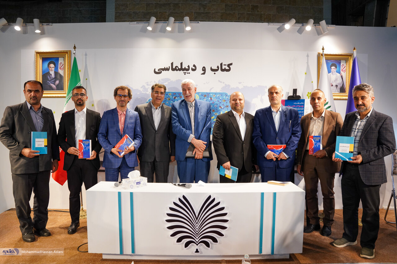 تصاویر | امضاهای یادگاری در نشست «روسیه در عصر پوتین» و رونمایی از دو کتاب عباس ملکی در نمایشگاه کتاب