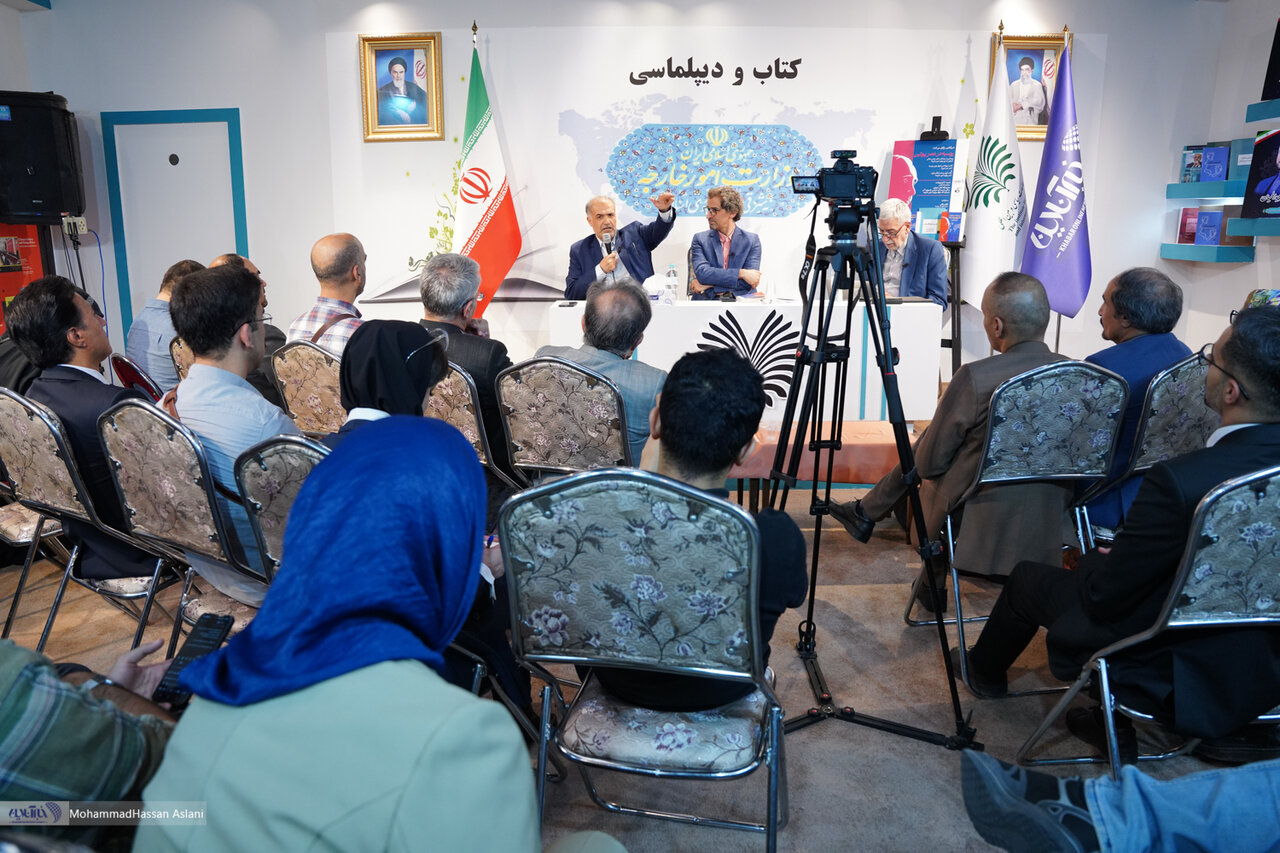 تصاویر | امضاهای یادگاری در نشست «روسیه در عصر پوتین» و رونمایی از دو کتاب عباس ملکی در نمایشگاه کتاب