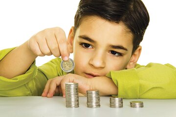 ۱۰ اشتباه رایج در دادن پول توجیبی به فرزندان